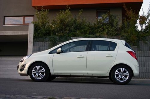 Prodám Opel Corsa 1.4 16V, nájezd 120000 km, výborný stav, vč. sady zimních pneumatik. 
