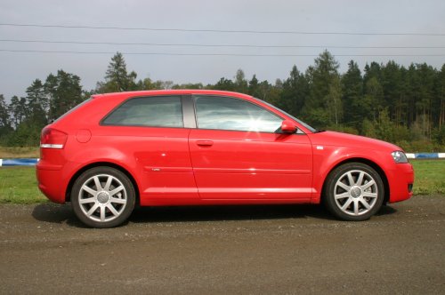 Prodám Audi A3 3.2 DSG, vůz má najeto 285000 km a je ve výborném stavu. + Zimní kola. Třetí majitel.